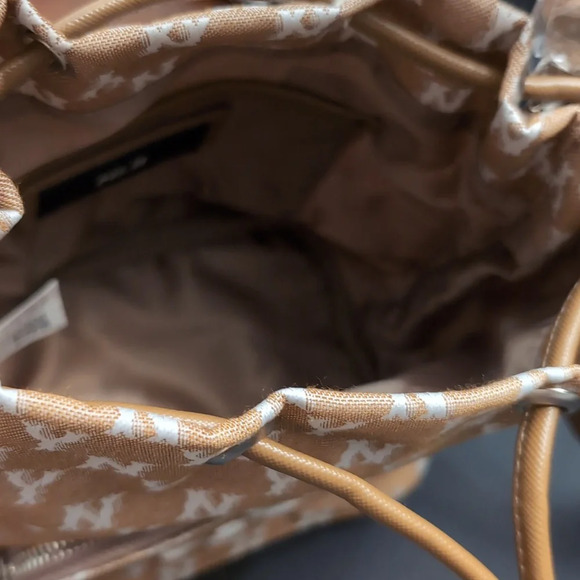 NWT,MLB New York Yankees Tan Jacquard Drawstring Monogramed Crossbody  Bag. - Picture 8 of 12